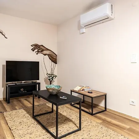 With Backyard In The Heart Of Cihangir Appartement Istanboel