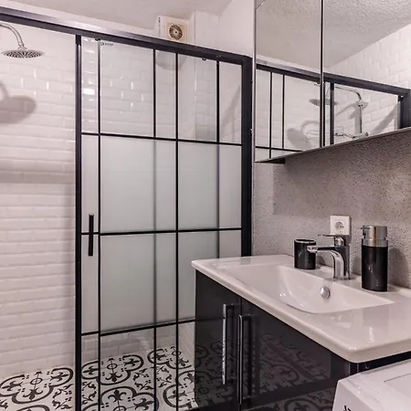 Appartement With Backyard In The Heart Of Cihangir Istanboel